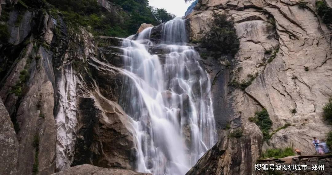 直击云南山体滑坡灾后现场：泥石接近5楼高度，救援队零下2℃烤火取暖